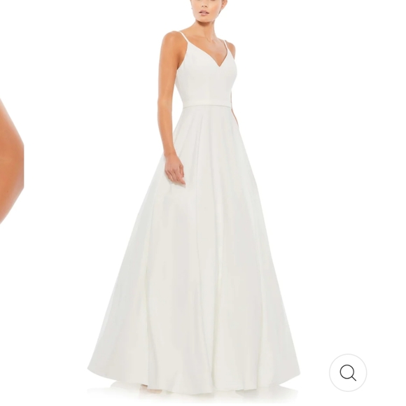Mac Duggal Classic A Line Vneck Ball Gown White size 2